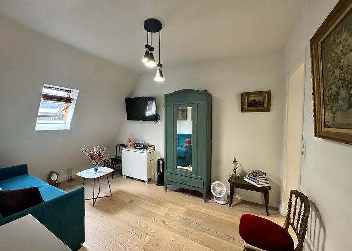 Cosy 5 Minutes Tour Eiffel Paris